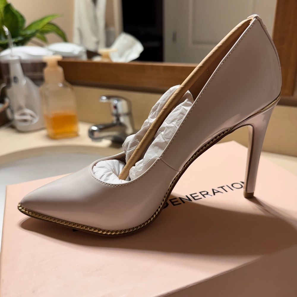 Elegant Cream Women's Shoes BCBG Pumps brand new